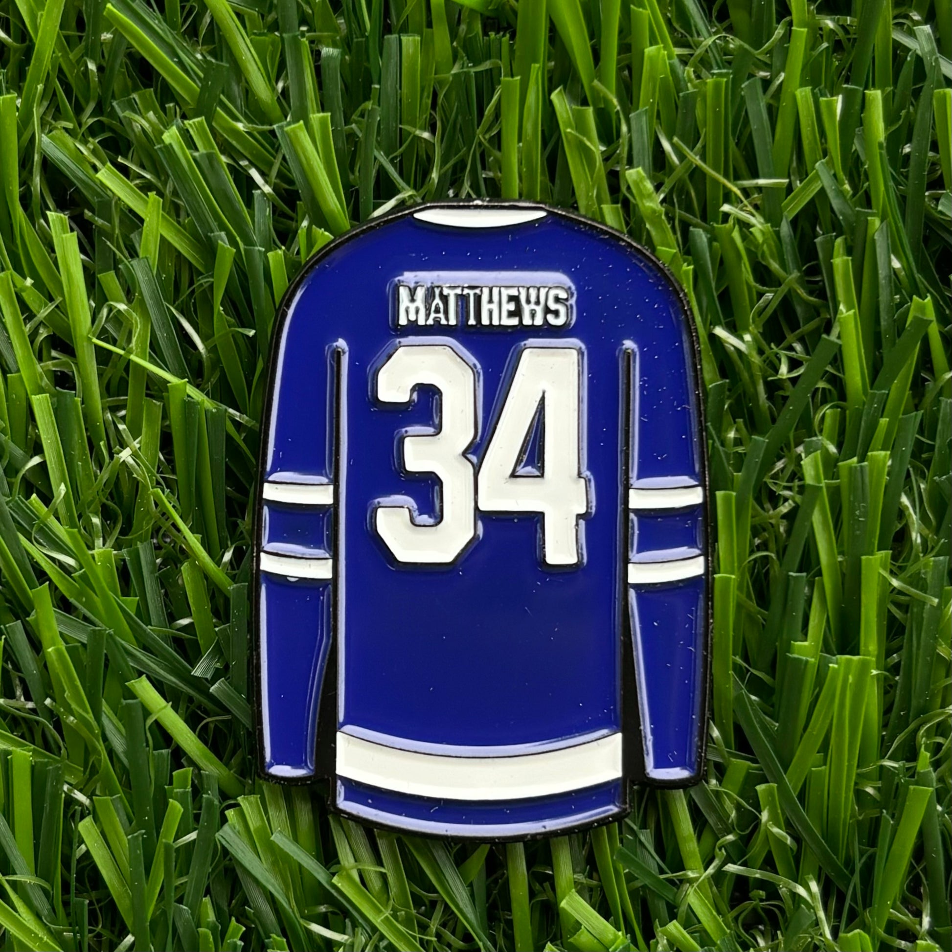 Sandybirds Golf Gear Matthews Ball Marker - Premium quality golf ball marker made of zinc alloy, designed in the shape of a Matthews jersey. A perfect accessory for golf enthusiasts looking to add a touch of style and precision to their game.