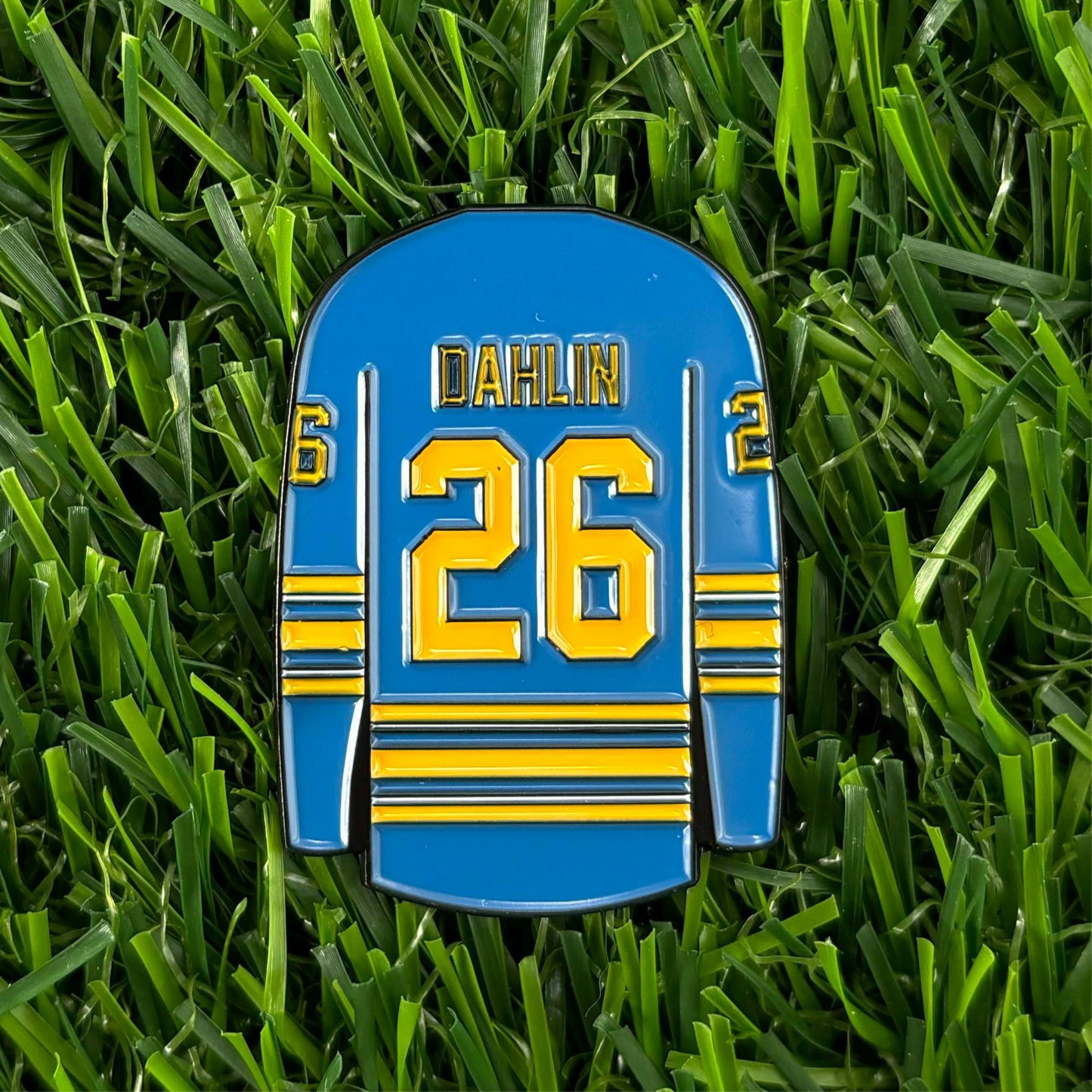 Rasmus Dahlin durable golf ball marker on green grass, featuring number 26 blue and yellow jersey design, high-quality golfing accessory