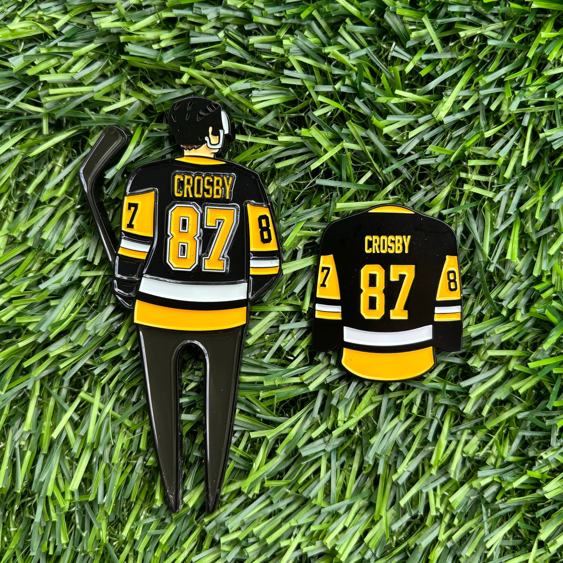 Sidney Crosby golf divot tool and ball marker with jersey design on grass