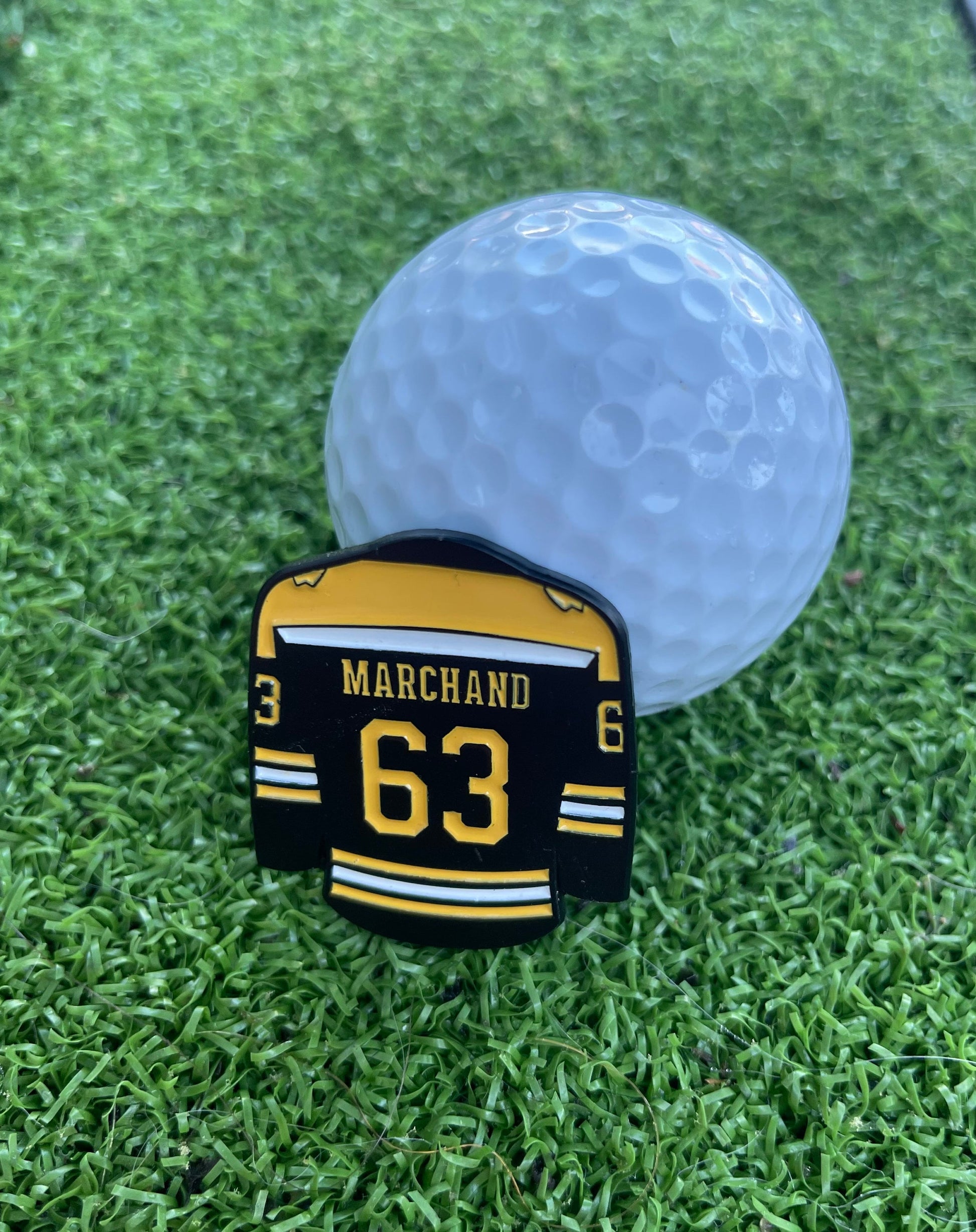  Sandybirds Golf Gear Marchand Ball Marker - Premium quality golf ball marker made of zinc alloy, designed in the shape of a Marchand jersey. A perfect accessory for golf enthusiasts looking to add a touch of style and precision to their game.